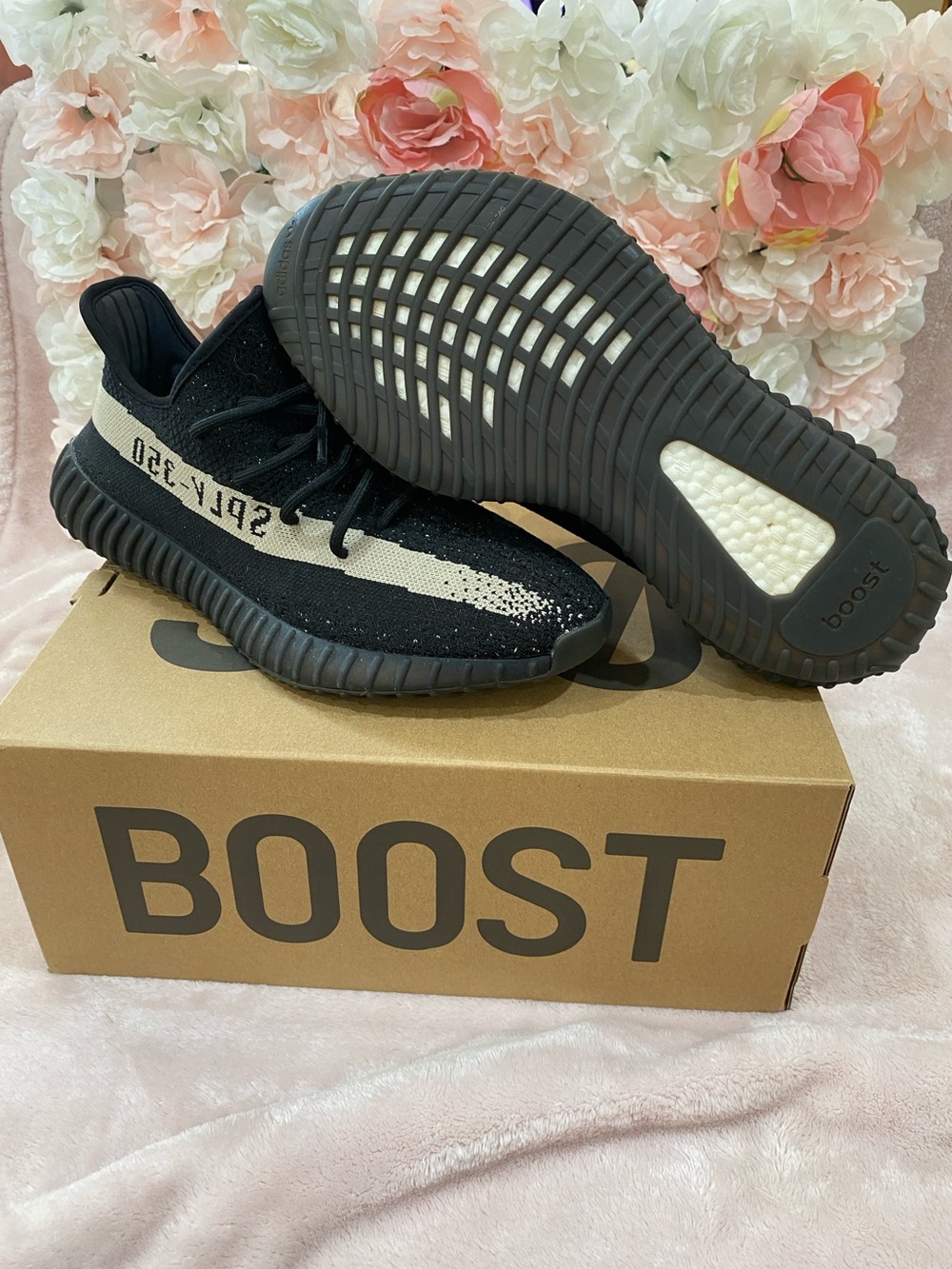 Adidas Yeezy Boost 350 V2
Core Black White